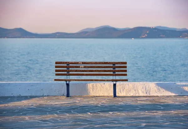 Coucher Soleil Banc Dans Ville Rafina Avec Mer Égée Arrière — Photo