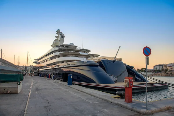 Gigantesco yate de lujo grande y grande en el puerto deportivo de Zeas —  Fotos de Stock