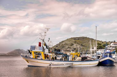 Pachi köyündeki küçük limanda gün batımında balıkçı tekneleri Megara, Yunanistan