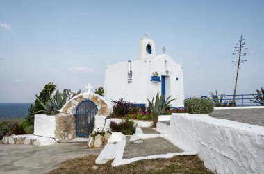 St. Nikolaos 'a adanmış beyaz küçük bir Ortodoks Şapel. Rafina, Yunanistan
