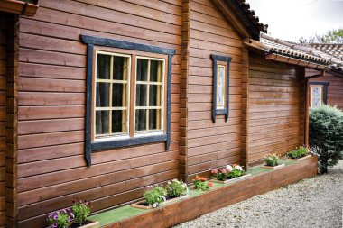 Güzel ahşap bir duvar ve pencerenin detaylı görüntüsü