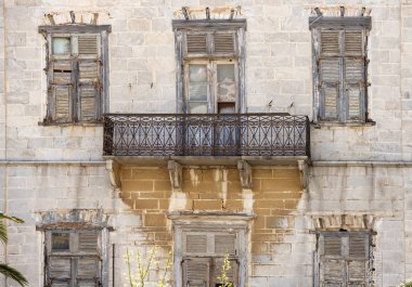 Balkon ve taştan yapılmış eski ahşap pencereler. Syros Adası, Yunanistan