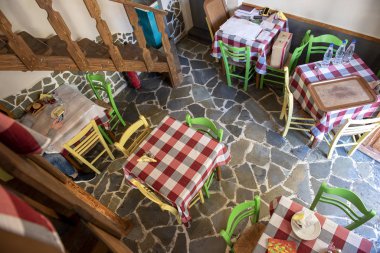 Sarı ve yeşil sandalye ile Tablo görünümünün taş üzerinde yapılmış.