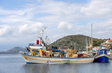 Pachi köyündeki küçük limanda balıkçı tekneleri. Megara, Yunanistan