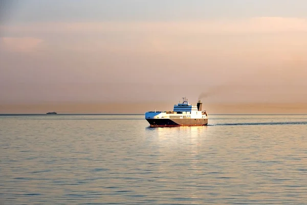 Containerschiff Muschelmeer Bei Sonnenuntergang — Stockfoto