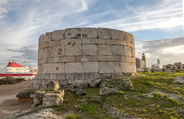 ヒエティアの2つの塔 から1 ピレウス港ギリシャ — ストック写真