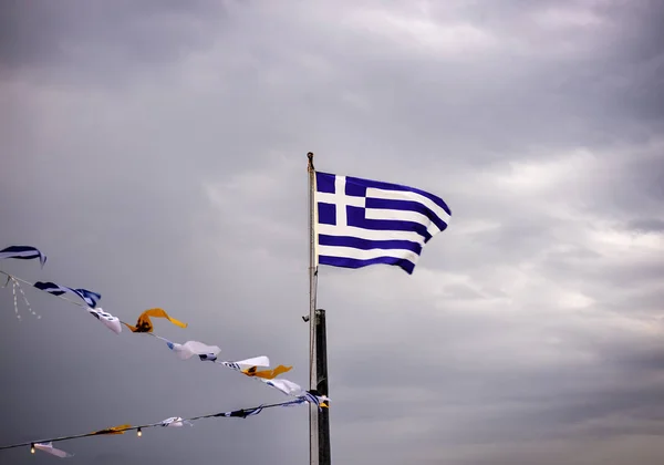 Grekiska Nationalflaggan Flaggstången Och Några Andra Små Flaggor Som Viftar — Stockfoto