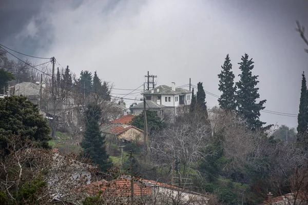 Ομίχλη Πάνω Από Παραδοσιακά Σπίτια Στο Χωριό Μηλιές Στο Βουνό — Φωτογραφία Αρχείου