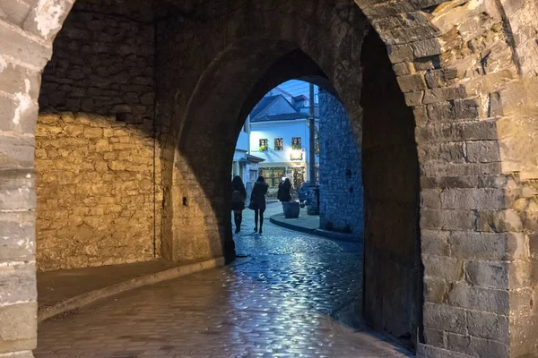 ギリシャ イオアニアの古い都市に石の壁が付いている入口をアーチします — ストック写真