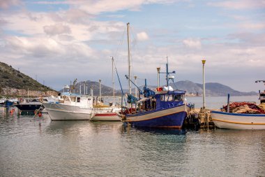 Pachi köyündeki küçük limanda balıkçı tekneleri. Megara, Yunanistan