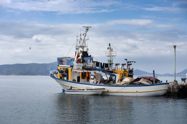 Pachi köyündeki küçük limanda balıkçı tekneleri. Megara, Yunanistan