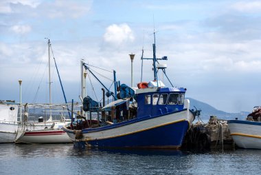Pachi köyündeki küçük limanda balıkçı tekneleri. Megara, Yunanistan