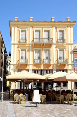 Nafplio 'nun tarihi meydanı olan Syntagma Meydanı, Yunanistan' ın ünlü meydanı etrafındaki eski güzel neoklasik binalarla çevrilidir.