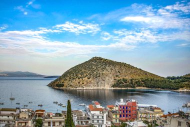 Yunanistan, Peloponesse, Nafplion şehri yakınlarındaki Tolo kasabası. Deniz manzarası ve küçük bir ada.