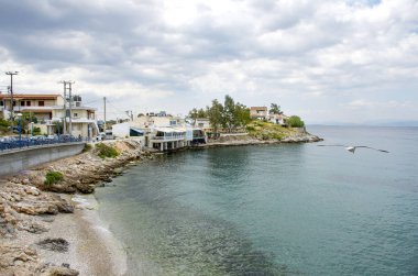 Pachi köyünün rüzgarlı ve dramatik bir gökyüzü altında manzarası. Yunanistan