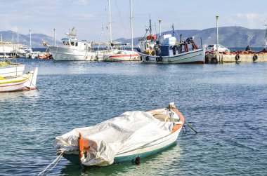 Pachi köyündeki küçük limanda balıkçı tekneleri. Megara, Yunanistan