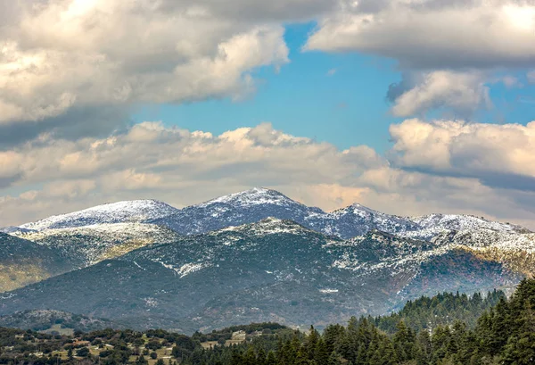 ペロポネソス半島に位置する雪に覆われたヘルモス山の眺め マナーロという山の反対側から撮影された写真 — ストック写真