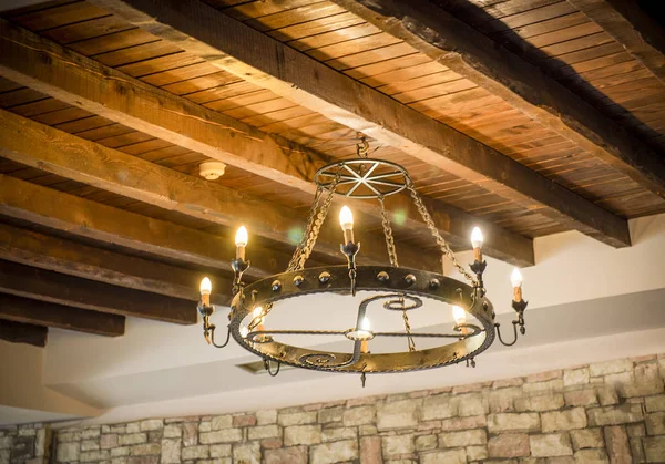 Lampy Železo Založený Tradiční Dřevěná Střecha — Stock fotografie