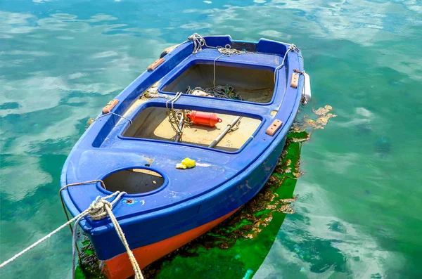 Невеликий Традиційний Рибальський Човен Плаває Зелених Водах — стокове фото
