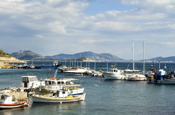 Rybářské čluny v malém přístavu ve vesnici Pachi. Megara, Řecko. — Stock fotografie