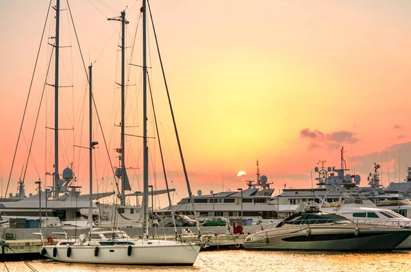 Μαρίνα Ζέας στο ηλιοβασίλεμα. Λιμάνι Πειραιά, Ελλάδα. — Φωτογραφία Αρχείου