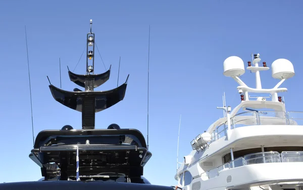 Radar, système de communication et de navigation tour sur un yacht de luxe — Photo