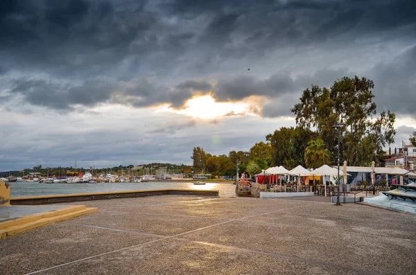 Vue du port et de la plage de Megalo Pefko (Nea Peramos) sous un ciel spectaculaire au coucher du soleil, Attique, Grèce — Photo