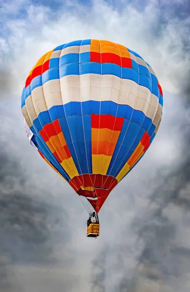 Πολύχρωμο αερόστατο σε μια επικίνδυνη πτήση επάνω — Φωτογραφία Αρχείου