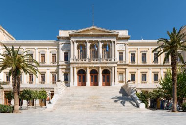 Cyclades Adaları 'nın Syros başkenti ve çok güzel yeni Klasik belediye binası.