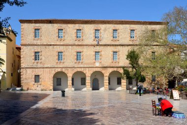 Nafplio 'nun tarihi meydanı olan Syntagma Meydanı, Yunanistan' ın ünlü meydanı etrafındaki eski güzel neoklasik binalarla çevrilidir.