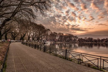 Pamvotis Gölü 'ne bakın. Günbatımında Ioannina City. Yunanistan