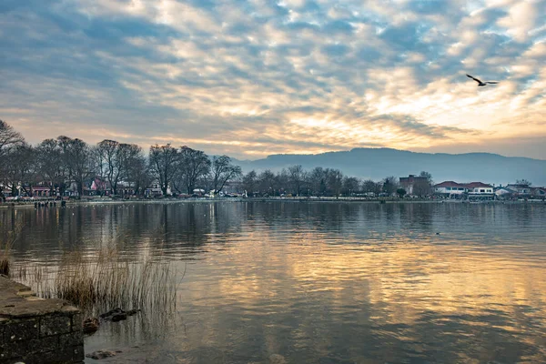 Pohled Jezero Pamvotis Město Ioannina Při Západu Slunce — Stock fotografie