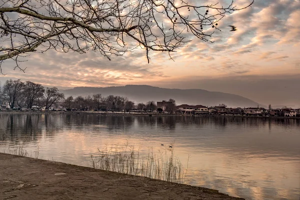 Pohled Jezero Pamvotis Město Ioannina Při Západu Slunce — Stock fotografie