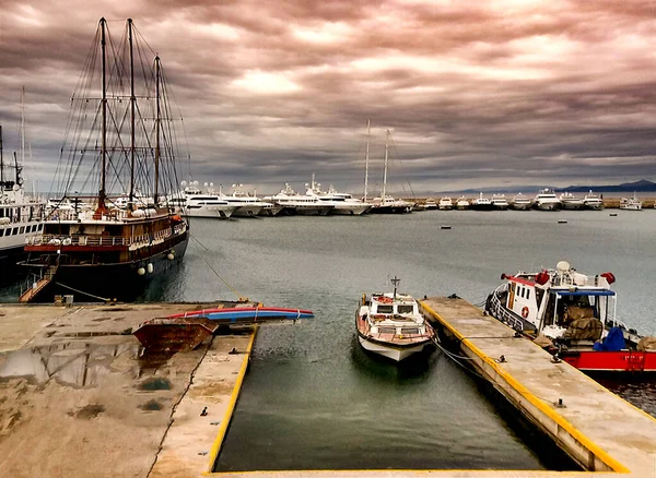 Μια Βροχερή Μέρα Σκάφη Στο Λιμάνι Μαρίνα Ζέας Πειραιάς Ελλάδα — Φωτογραφία Αρχείου
