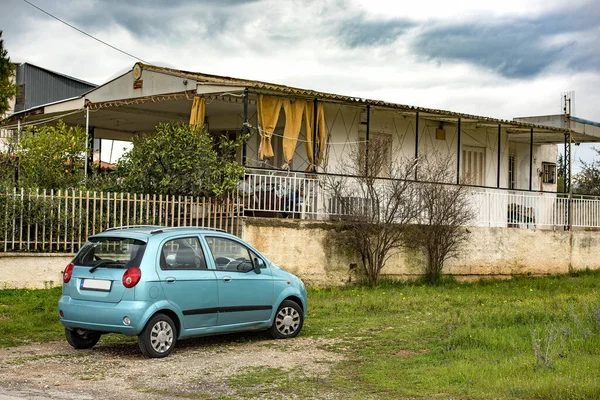 Antigua Casa Pequeño Coche Aparcado Fuera —  Fotos de Stock