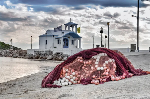 Uma Capela Grega Pequena Sobre Mar Baía Pequena Sob Céu — Fotografia de Stock