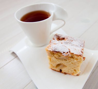 Elmalı turta ile çay