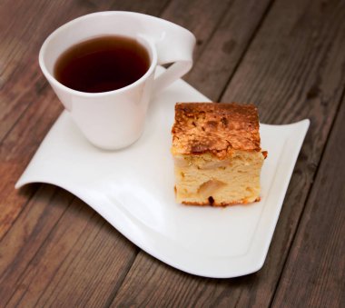 Elmalı turta ile çay