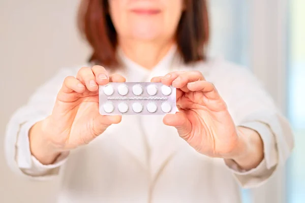 Dokter houdt pillen in zijn handen. — Stockfoto