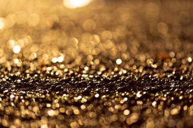 Işıl ışıl ışık bulanıklığı. Altın parıltı parçacıkları arkaplanı.