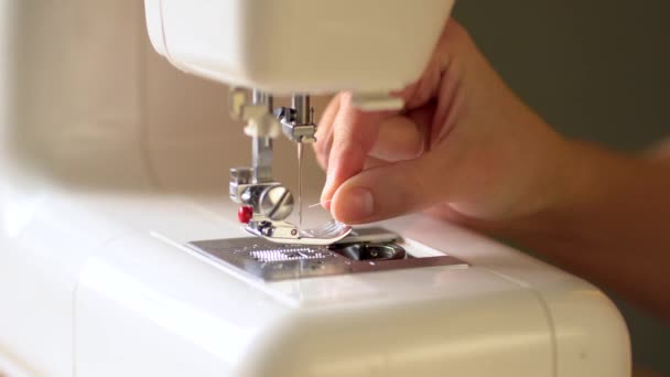 Voorbereiding van de naaimachine op het werk. Close-up zicht. — Stockvideo