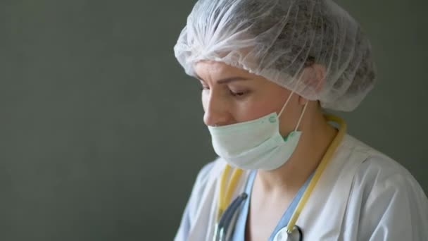 Médecin femme travaillant au bureau — Video