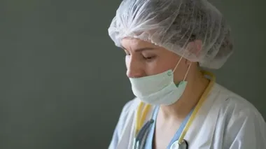 Ofis masasında çalışan kadın doktor.