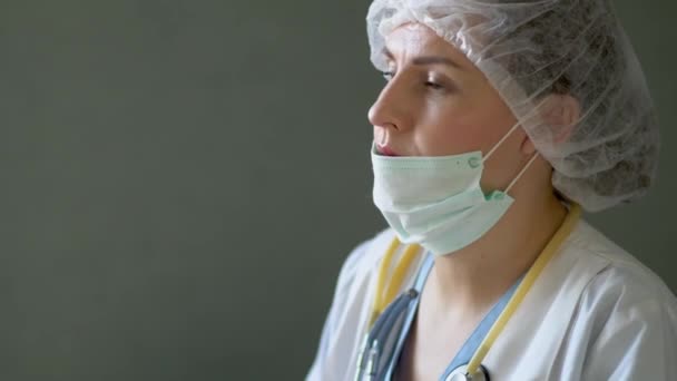 Medico donna che lavora alla scrivania dell'ufficio — Video Stock