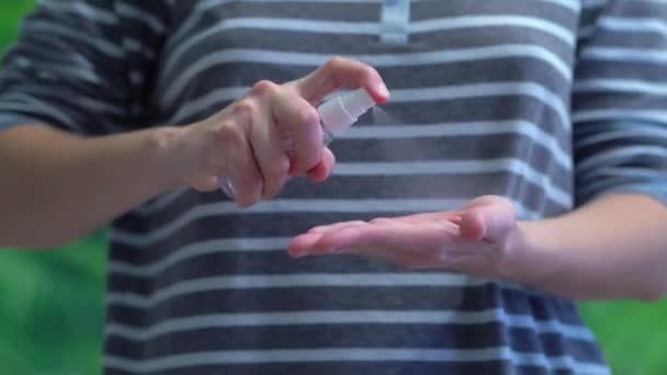 Fertőtlenítővel kezeljük a kézsérülést. Otthoni ápolás. Szorítsa össze a női kezeket fertőtlenítőszerrel.. — Stock videók