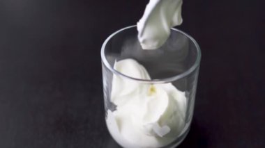 En sevdiğim evcil hayvanla ilgilenmek. Şeffaf bardaktaki bir kedi için tedavi. Görüntüyü kapat.