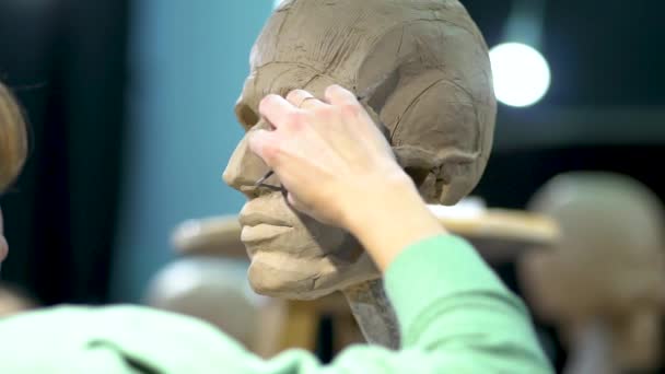The process of creating ecorche. The sculptor is working. — Stock Video