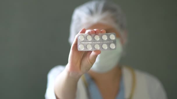 Arzt hält Tabletten in den Händen. — Stockvideo