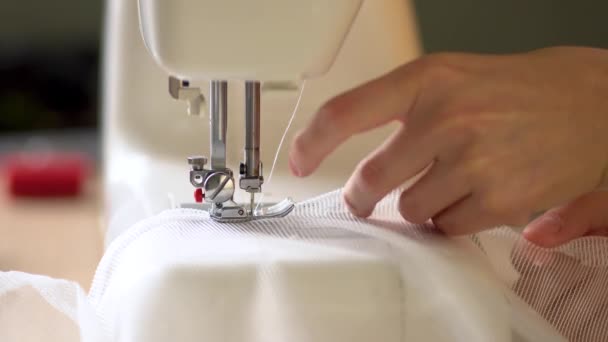 La couture au travail. Le processus de ourlage des bords des rideaux à partir de tissu de maille blanche. Vue rapprochée . — Video