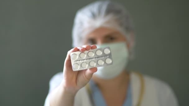 Arzt hält Tabletten in den Händen. — Stockvideo
